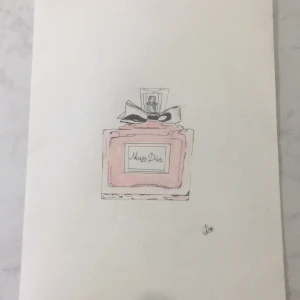 Miss Dior parfymflaska illustration - Snygg illustration av Miss Dior parfymflaska med rosa vätska, rektangulär form och elegant svart rosett vid halsen. Perfekt för dig som älskar mode och skönhet. Motivet är tecknat på vitt papper och fångar den lyxiga känslan av Dior.