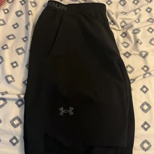 Svarta träningsshorts från Under Armour - Tjena tjena, säljer ett par under armour shorts med storlek L