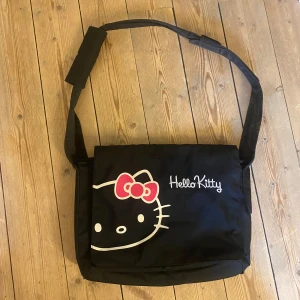 Hello Kitty väska  - Söt Hello Kitty väska som rymmer mycket saker som tex en dator💕💕