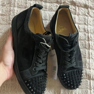 Christian Louboutin  - Säljer dessa snygga svarta Loubs i mycket bra skick. Inga tillbehör förutom Vestiaire tag medföljer vid köp och är fortfarande fast på skorna. Köpt på Vestiaire Collective med äkthetskontroll. 