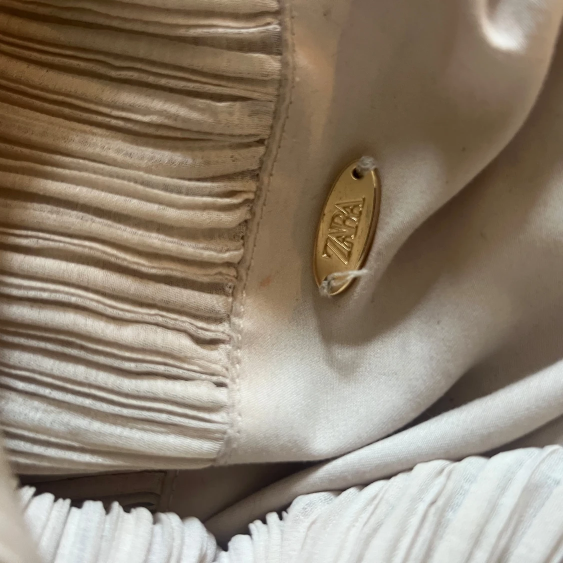 Beige plisserad axelväska - 4