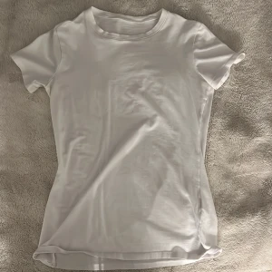 Vit T-shirt från intimissimi - Vit t-shirt från Intimissimi i storlek M