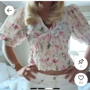 Trendig H&M blus/topp🩷 - Säljer den slutsålda drömiga blusen i storlek M. Använd 2 gånger! 🩷passar mig super som bär xs/s. Lånad bild! 
