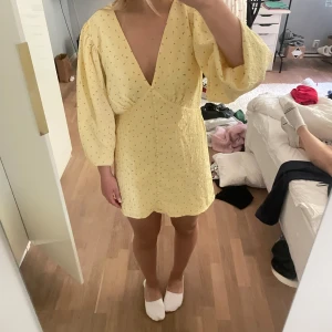 Gul kortklänning adoore liknande - Supersöt gul kortklänning med små blommor, djup v-ringning och puffiga långärmar. Jag har vikit upp de på bilden. Klänningen har knappar framtill och en lätt strukturerad bomullskänsla. Jag köpte den på arkivet i Göteborg, märket är veromoda. Klänningen var i midi först men jag har sytt upp den till en mini längd. Jag är ca 164 och jag tycker att klänningen är för kort för min del, jag visar däremot ingenting (se bilderna). Det är mest en smakfråga! Enligt mig passar längderna 150-160 nog bäst❤️👍