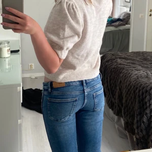 Lowwaist jeans, Gina tricot - Nu säljer jag dessa jeans för dom inte kommer till användning, endast använda 1gång. Så de är i mycket bra skick. Dom är lågmidjade och är bootcut.