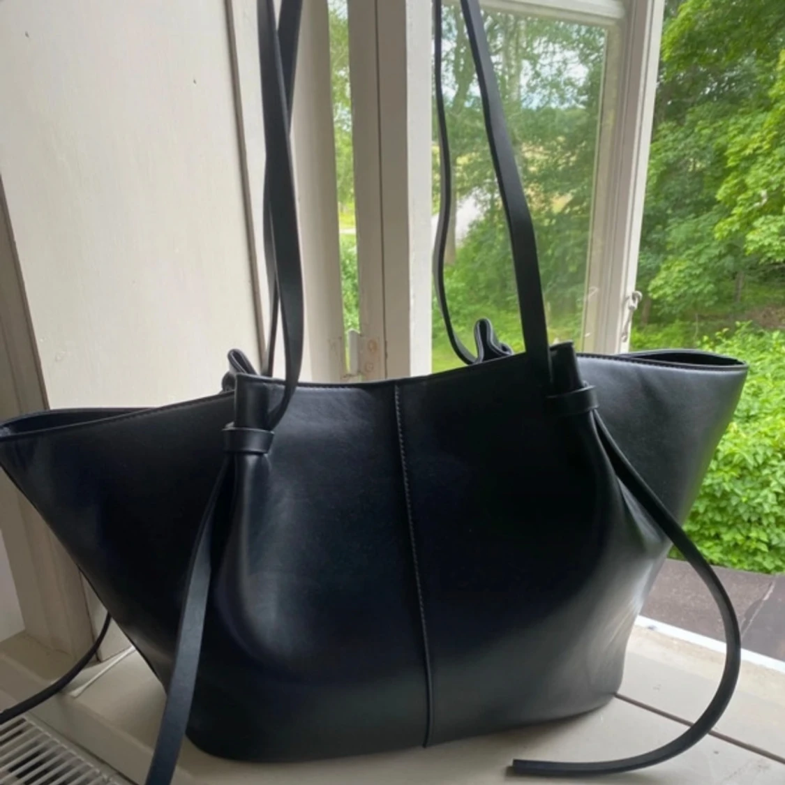 Svart axelväska i skinn med gulddetalj - 1