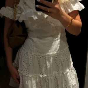 Vit offshoulder sommarklänning - Superfin vit klänning med volangdetaljer från Zara🤍🤍