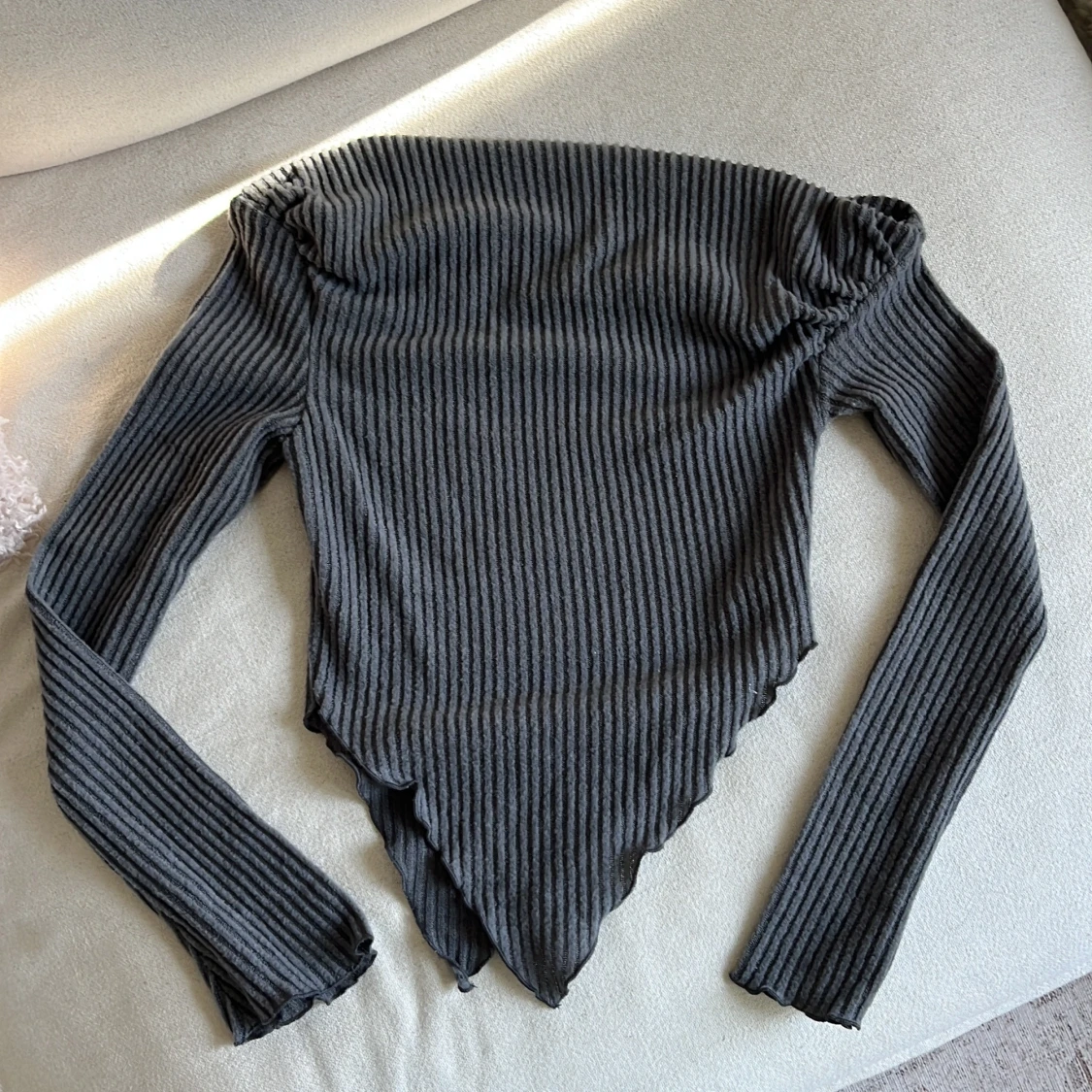 Mörkgrå ribbad långärmad tröja