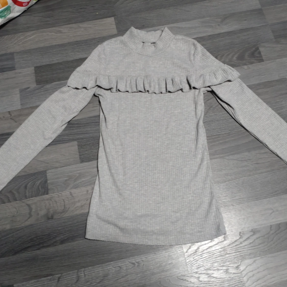 Grå ribbad tröja med volang Chiara Forthi