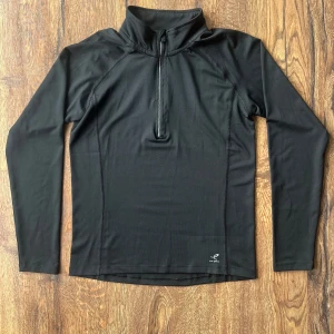 Svart träningströja från Energetics - Svart långärmad träningströja. Aldrig använd! Har reflex både på mage och rygg! ⚽️🏋️