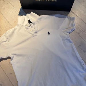  Ralph Lauren pike vit - Helt ny skick Ralph lauren piké , inga defekter, priset diskuteras bara vid snabb affär !