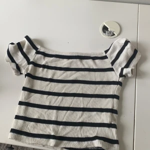 Randig ribbad topp från Pull&Bear - Superfin topp från pull&bear i randigt mönster. Den är i storlek M men är relativt kort så den passar folk som har Xs-S också! Priset kan diskuteras 🥰