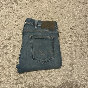 Replay Jeans - Supersnygga replay jeans i ett grymt skick! Modell Jondrill, storlek 33/32