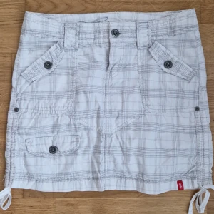 Vintage edc kjol - Vintage kjol från edc by esprit i nyskick💕      Midjemåttet är 40 tvärs över.               