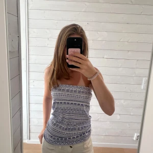 Snygg tubtopp💖💖 - Jättefin topp som egentligen är en kjol men går lika bra att använda som tubtopp🙌🏻💖💖 Säljer även i ett annat mönster om man är intresserad❣️❣️