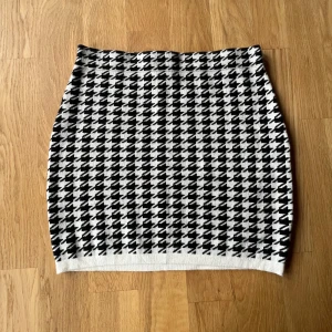 Oanvänd stickad kjol - Mönstrad finstickad oanvänd kjol💕