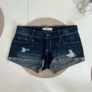 Lågmidjade jeansshorts  - Ett par lågmidjade jeansshorts från Hollister i storlek W25 (XS). Shortsen är i väldigt fint skick. Rakt över midjemått: 37cm. Längd: 19cm. Gren: 18cm. Finns med gratis frakt. D18