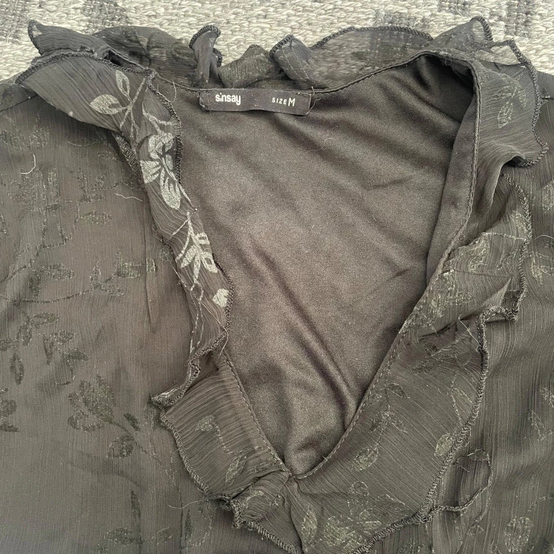 Svart blommig blus med volang - 4