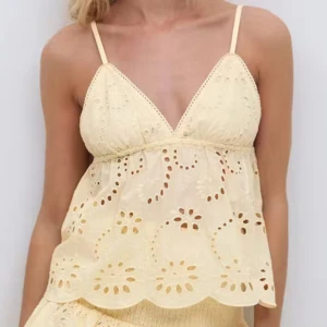 Gul Gina Topp - Jättesöt topp från Gina som jag endast använt 1 gång under midsommar! Tycker att andra bilden (min egen) är lite missvisande med färgen då den togs i dåligt ljus.💛