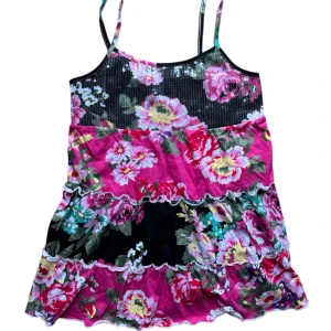 Söt vintage Blommig paljettopp från WeTweens - Topp med paljetter. Barnstorlek 158/164 men passar en XS-S! 