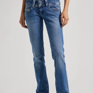 Blå bootcut jeans från Pepe Jeans - Snygga blå bootcut jeans från Pepe Jeans med låg midja och dubbla knappar framtill. Jeansen har klassiska fickor, ljus tvätt och sköna sömdetaljer. Slutsålda!! Nypris 1185kr