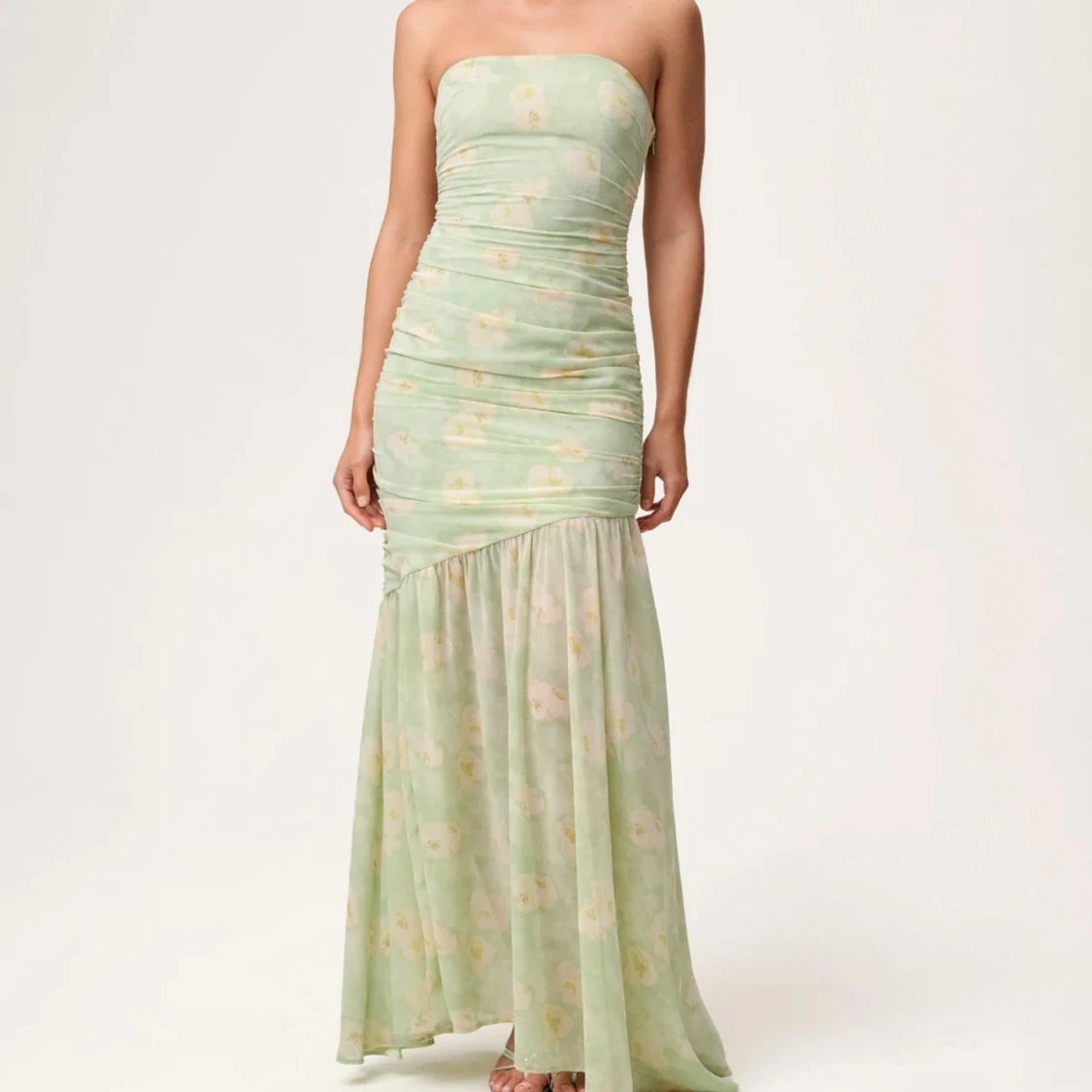 Ljusgrön axelbandslös långklänning