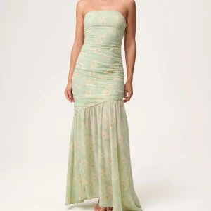 Ljusgrön axelbandslös långklänning - Superfin ljusgrön klänning från adoore! Säljes då den inte passade mig i storlek och modell🫶🏻