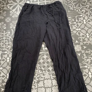 Svarta linnebyxor med snörning - Säljer ett par svarta linnebyxor med avslappnad passform och resår i midjan. Byxorna har snörning i midjan. Lätta och luftiga. ☀️
