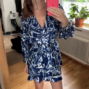 Sommarklänning - Så fin mönstrad kort klänning från Zara, fint skick! 