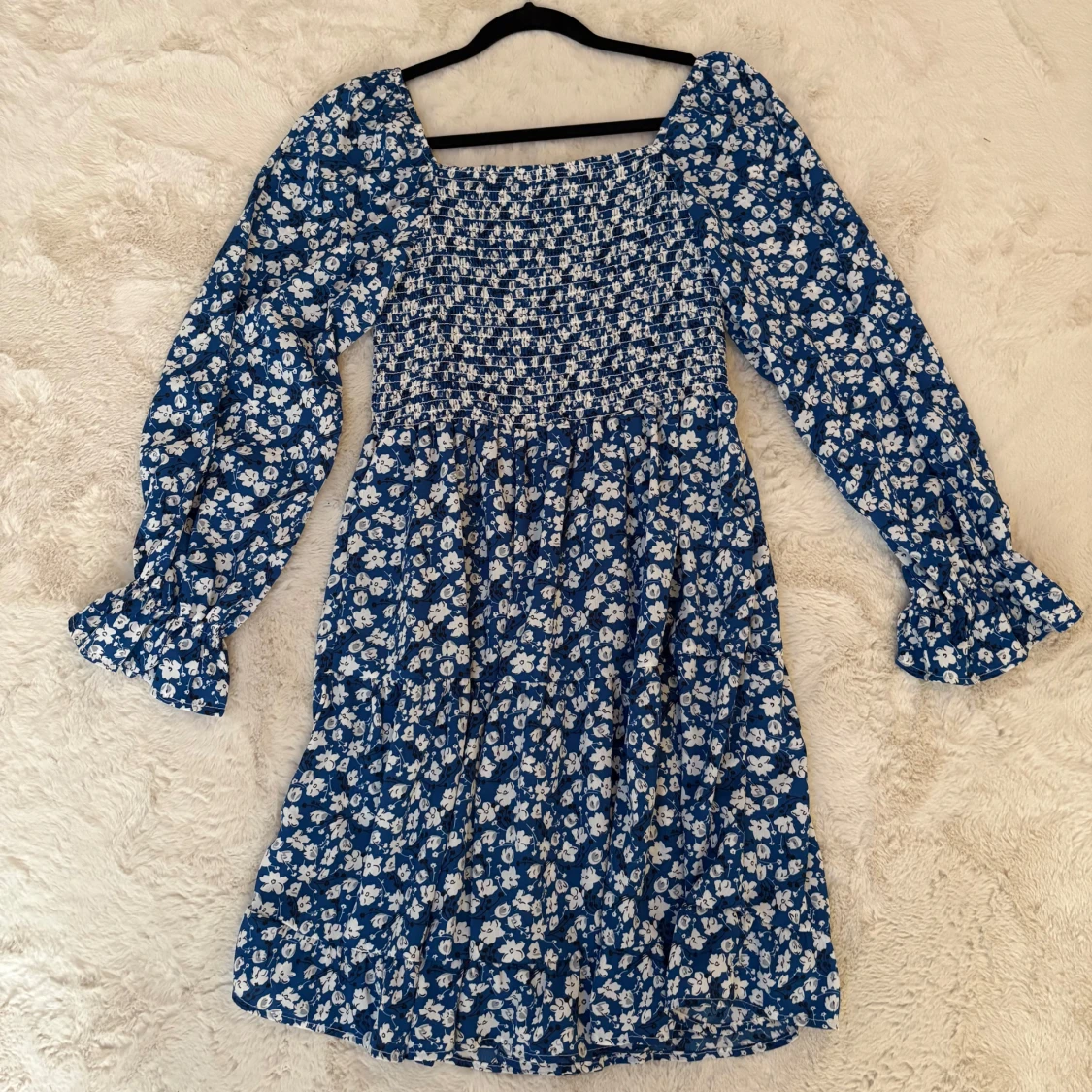 Blå blommig klänning med långärmad puffärm