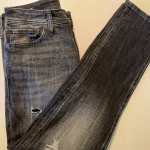 Grå slitna jeans Jack & Jones - Jack & Jones Jeans – Rak Modell – Grå – Storlek 29/32 Helt nya jeans från Jack & Jones, raka ben, grå denim, storlek 29/32. Nypris: 549 kr – aldrig använda.  Pris: 350 kr. 📦 Kan skickas eller hämtas i Växjö. 