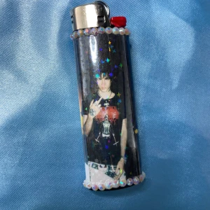 SEMATARY - funreal - lighter - ⭐️ 1st Refillable BIC MAXI LIGHTER med HAUNTED MOUND inspirerad wrap⭐️ ✨Tillsammans med lightern kommer harold stickers och freebies! (klistermärken + godis) ✨