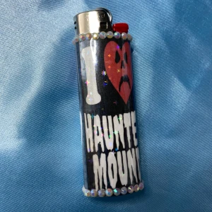 I <3 HM (vit) - lighter - ⭐️ 1st Refillable BIC MAXI LIGHTER med HAUNTED MOUND inspirerad wrap⭐️ ✨Tillsammans med lightern kommer harold stickers och freebies! (klistermärken + godis) ✨