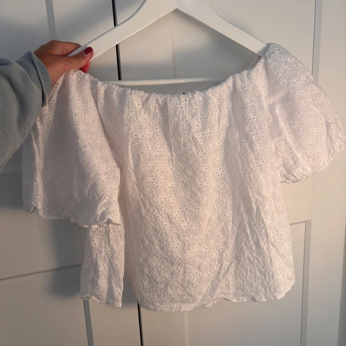 Vit offshoulder blus med broderi - 1