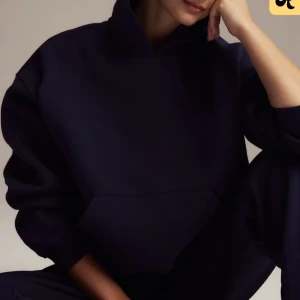 Mörkblå hoodie från Gina - En stilren mörkblå hoodie från Gina Tricot  med klassisk huva och känguruficka framtill. Tröjan har en relaxed passform och är tillverkad i mjuk bomullsmix, perfekt för chill dagar. Långa ärmar med ribbade muddar ger en snygg och bekväm look. Den är i storlek s och skriv om ni vill ha bilder på den eller har någon fråga💞har inte använt alls många gånger så den är i bra skick!!