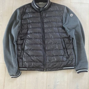 Moncler cardigan - En jätte snygg moncler cardigan i utmärkt skick. Storlek m herr och är köpt för 11 500 men säljs för 2250. Skick 8 av 10, 1 defekt, syns på bild 5. Detta i och med att jag inte har plats för fler bilder. Priset går att sänka vid snabb affär, självklart äkta! Bara att skriva ifall att det finns frågor! 