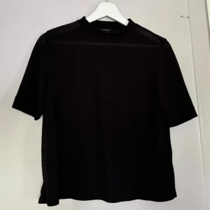 Svart t-shirt från Monki - Svart t-shirt från Monki
