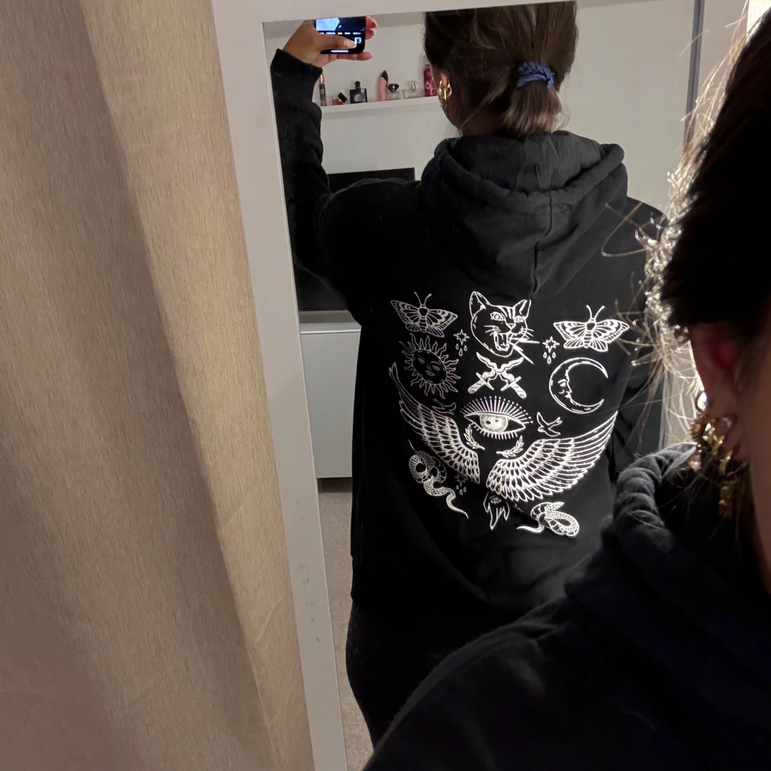 Svart hoodie med tryck  - 1