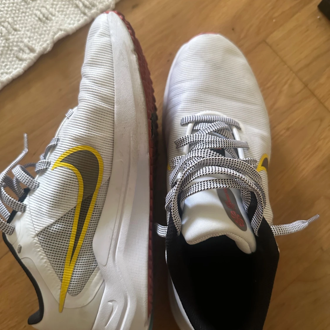 Nike vita sneakers med gul swoosh - 1