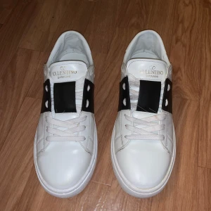 Valentino Garavani Open sneakers vit/svart - Sulorna har blivit omålad och skorna är inte äkta tyvärr. Därav de låga priset. Två plastpåsar som har Valentino text på sig medföljer.
