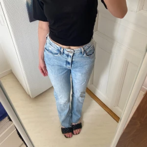 Raka jeans - Fina slitningsdetaljer. Normal i storlek skulle jag säga. Gillar dessa verkligen men har andra likande jeans.  Skriv om du vill köpa annat på min sida så kan du få paketpris och slippa betala dubbelfrakt. 