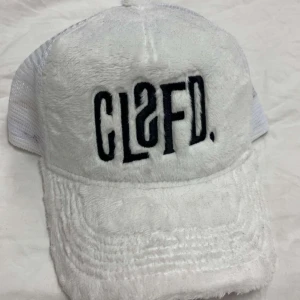 Vit plyschkeps från CLSFD - vit keps 