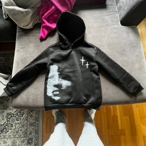 Hej jag säljer en designad svart hoodie storlek xs - Jag säljer en svart designad hoodie i storlek xs