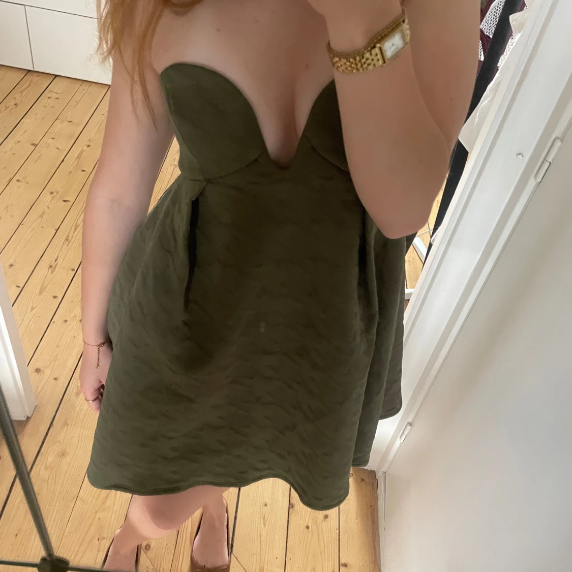 Olivgrön axelbandslös kortklänning