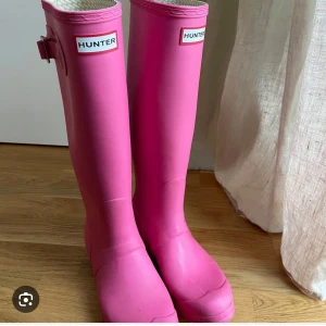 SÖKER Rosa Hunter stövlar - Är på jakt efter rosa höga hunters! Om du har och är sugen på att sälja, hör av dig 🙂‍↕️💓