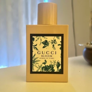 Ny Gucci Bloom parfym - Gucci Bloom Acqua di Fiori Eau de Toilette i 50 ml. Parfymen är ny, på andra bilden visas innehållet. Originalpris: 1500kr. Toppnoter: jasmin. Mellannoter: Tuberos (natthyacint). Basnoterna: kinesisk osmanthus