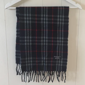 Burberry Halsduk  - Mycket fin burberry halsduk i fint skick | självklart äkta | färgen Blå/vit/röd | skriv vid minsta lilla fråga eller fundering// GC