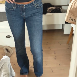 Blå bootcut, låg midja  - Snygga lågmidjade bootcutjeans, bra skick 