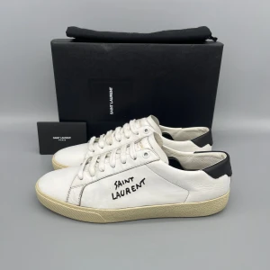 Saint Laurent SL/06 Court | 41.5 - • Skorna är sparsamt använda och i mycket fint skick   • Storlek: 41.5 (PASSAR 42-42.5)  • Färg: Vitt läder  • Nypris i butik: 7200SEK  • Låda, dustbag & saint laurent häfte medföljer vid köp