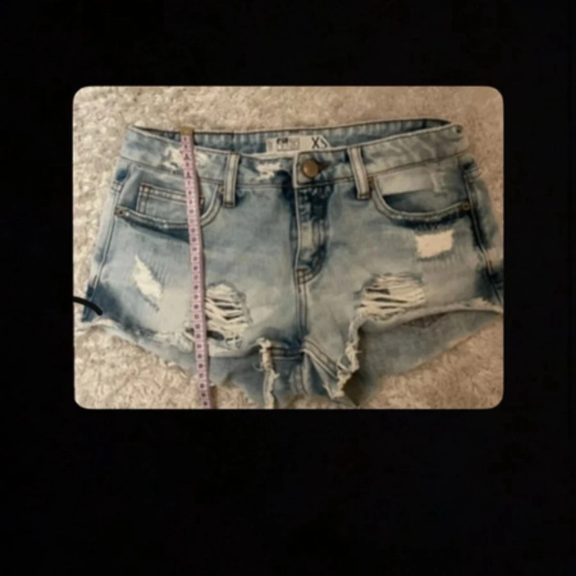 Ljusblå slitna jeansshorts XS